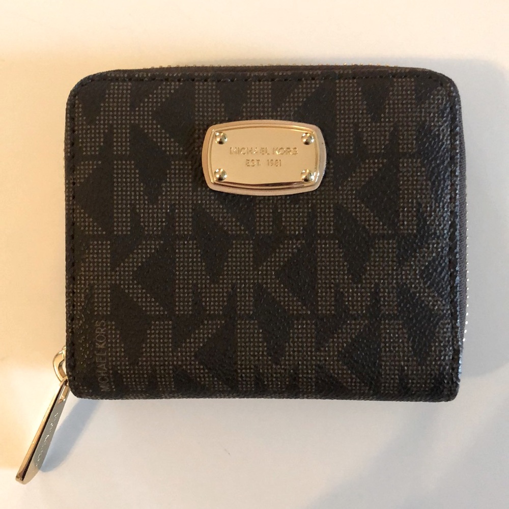 NWOT Michael Kors small zip wallet